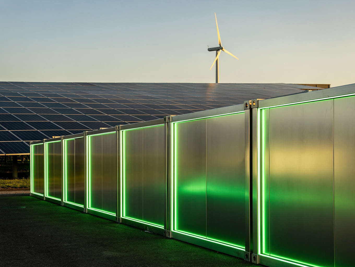 Industrielle Batteriespeicheranlage mit modularen Container-Einheiten und Transformatorstation